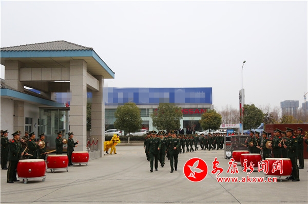 圖1 列隊(duì)歡迎。.JPG