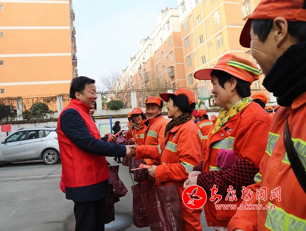 1. 市慈善協(xié)會(huì)會(huì)長(zhǎng)崔光華為環(huán)衛(wèi)工人發(fā)放慰問品和慰問金 .JPG