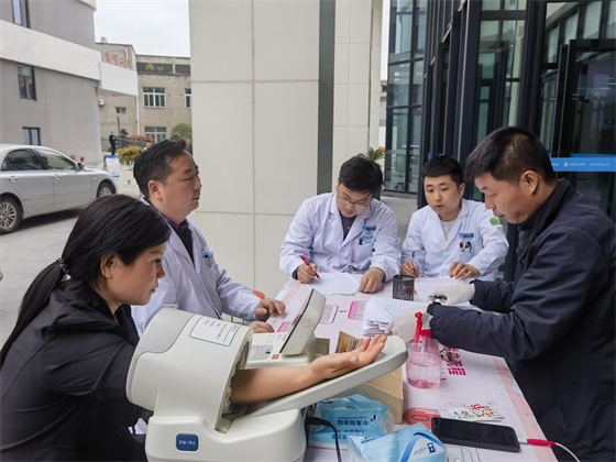 一“臂”之力，踐行醫(yī)者擔(dān)當(dāng)——安康市中心血站聯(lián)合漢濱區(qū)第三人民醫(yī)院開展無償獻(xiàn)血活動(dòng)