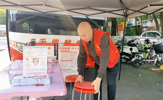 安康李軍，18年獻出“10”個自己……