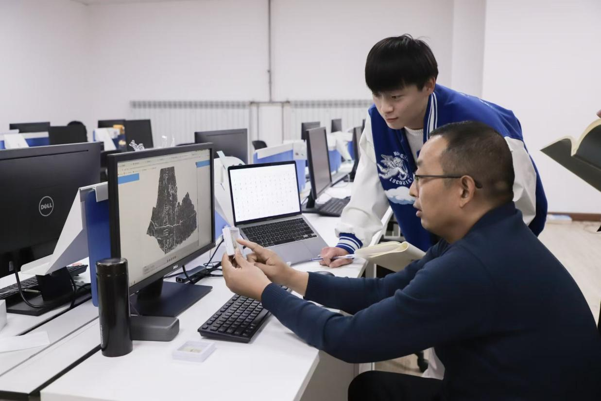 安陽(yáng)師范學(xué)院甲骨文信息處理教育部重點(diǎn)實(shí)驗(yàn)室，劉永革正在給學(xué)生講甲骨文。受訪者供圖