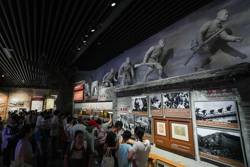 2025年7月8日，參觀者在中國人民抗日戰(zhàn)爭紀(jì)念館參觀《為了民族解放與世界和平》主題展覽。