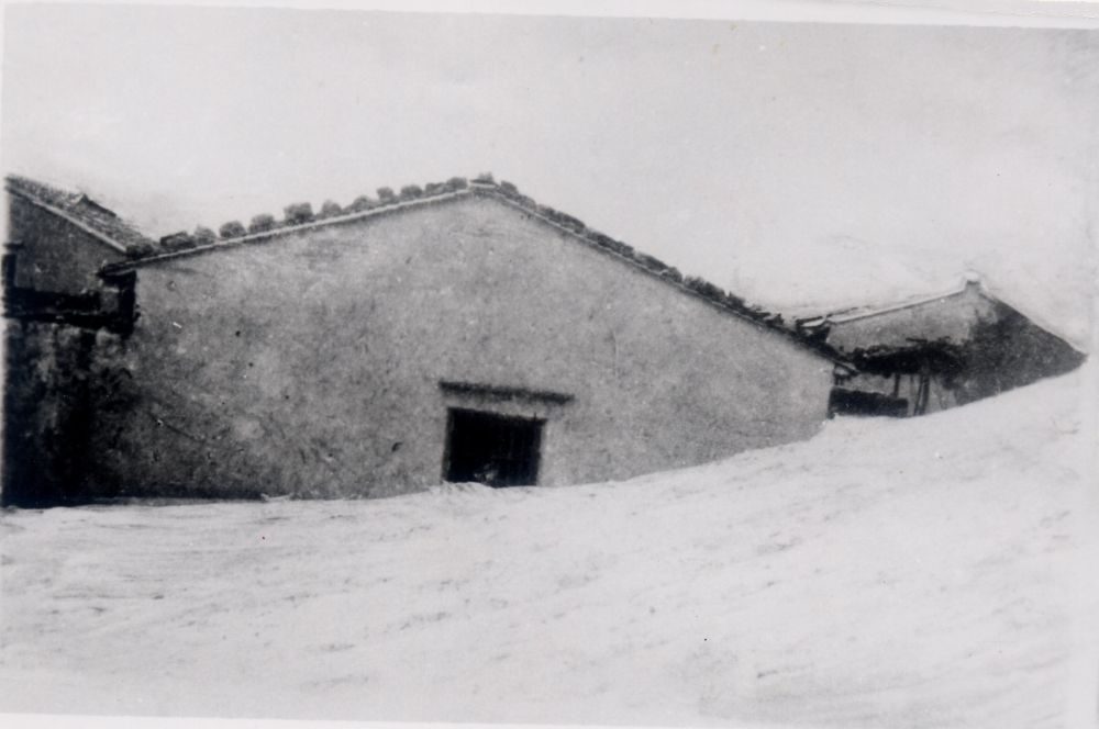 昔日的東山島風沙掩埋部分村民村舍（資料照片）。