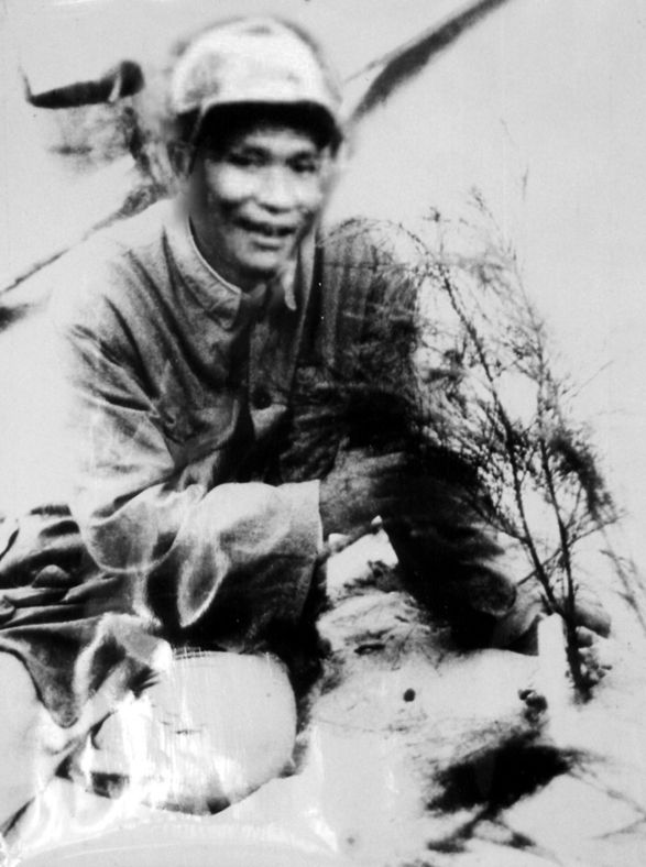 谷文昌與試種成活的木麻黃（資料照片）。