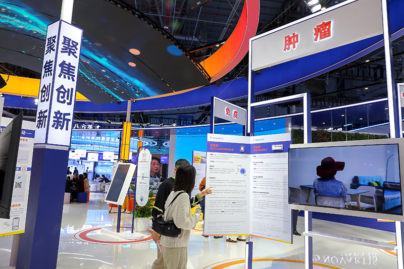 2025年11月9日，上海，第八屆進(jìn)博會（醫(yī)療器械及醫(yī)藥保健展區(qū)）。