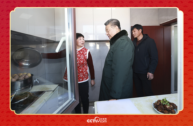 2025年春節(jié)前夕，習(xí)近平總書記在遼寧葫蘆島市綏中縣明水滿族鄉(xiāng)祝家溝村考察時(shí)，走進(jìn)村民朱西存家看望。