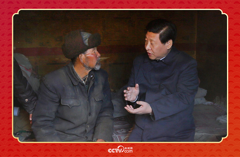 2013年2月3日，習(xí)近平總書記和甘肅省定西市渭源縣元古堆村八旬老黨員馬崗親切交談，了解當(dāng)?shù)厣a(chǎn)生活情況。