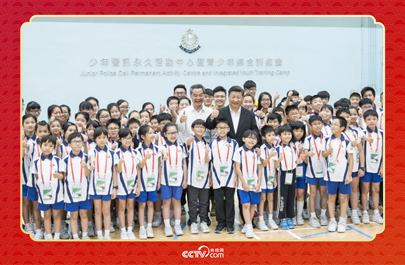 2017年6月30日上午，國(guó)家主席習(xí)近平來到香港少年警訊永久活動(dòng)中心暨青少年綜合訓(xùn)練營(yíng)考察，看望正在訓(xùn)練的香港青少年。這是習(xí)近平同少年警訊成員合影。