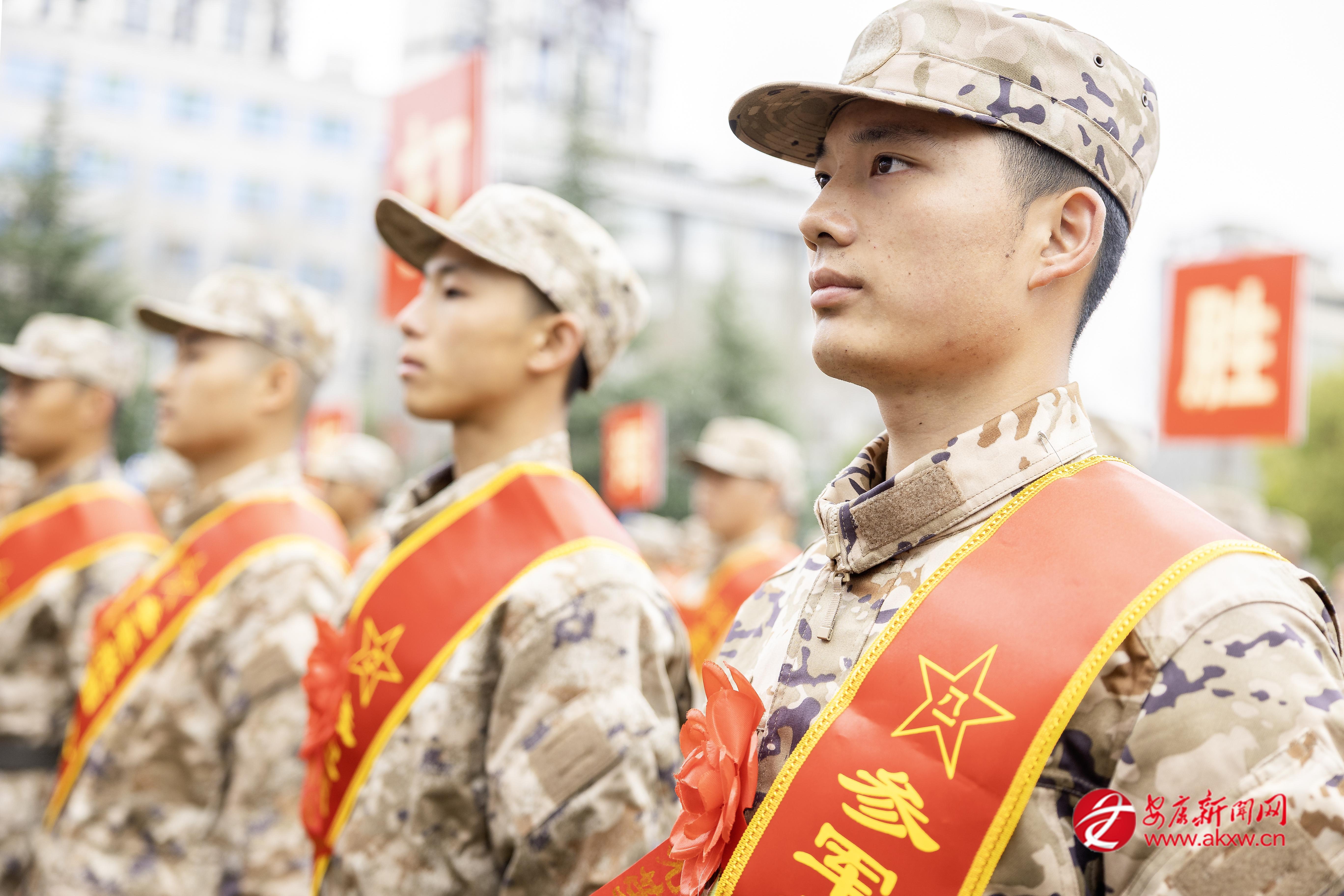 胸戴紅花、身披綬帶的新兵