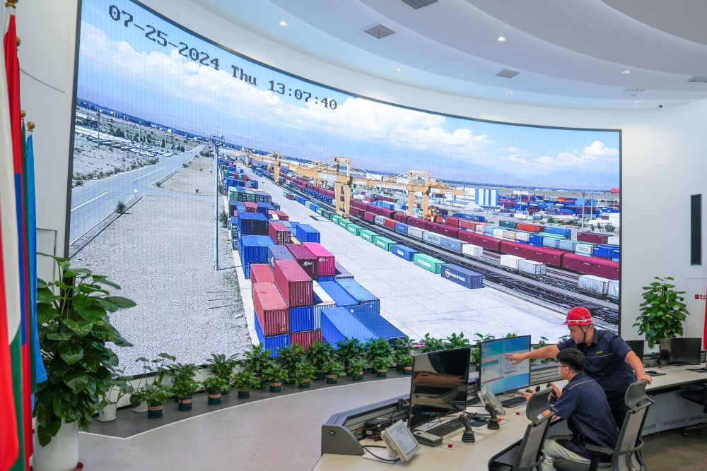 △ 在中哈（連云港）物流合作基地，工作人員通過(guò)“中哈物流場(chǎng)站”信息化跟蹤系統(tǒng)查看集裝箱運(yùn)輸情況（2024年7月25日攝）。