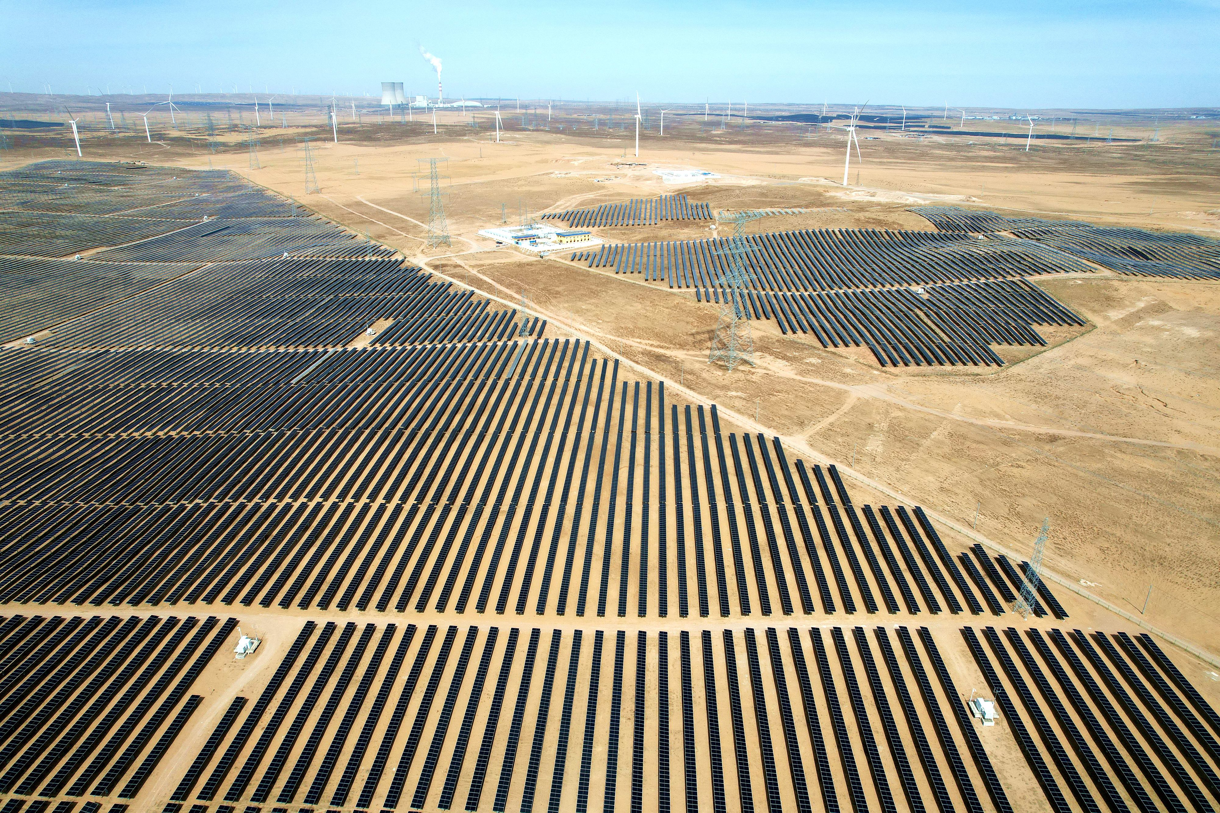 2026年3月18日，寧夏銀川，在靈武市白土崗鄉(xiāng)的一處光伏產(chǎn)業(yè)基地，成片的太陽能光伏板匯成一片“藍(lán)色海洋”。