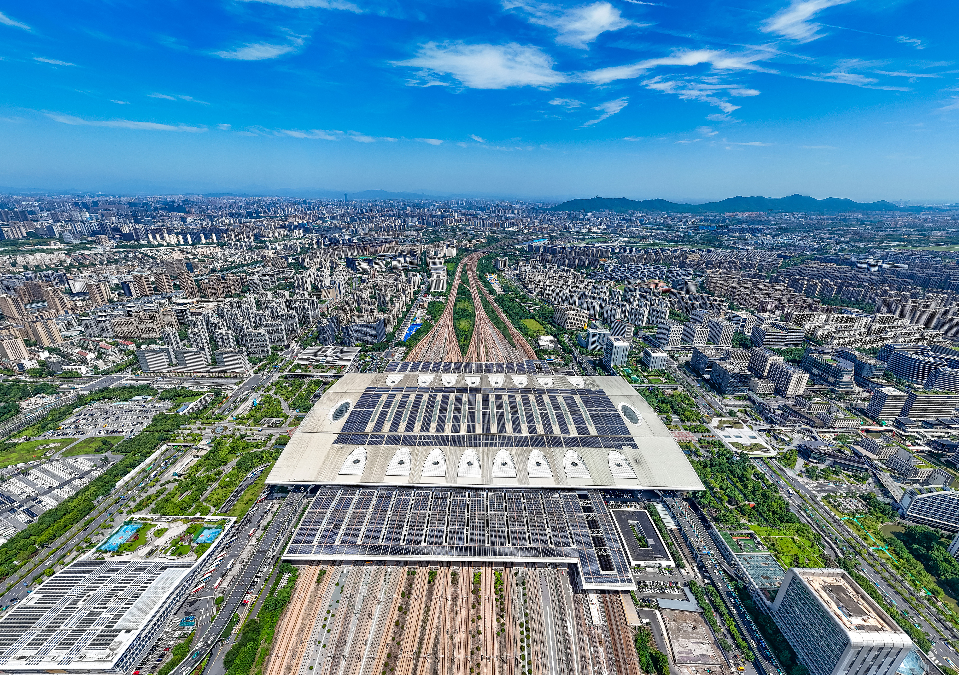 2025年10月29日，浙江杭州，航拍杭州東站站房屋頂及南北雨棚光伏發(fā)電方陣。